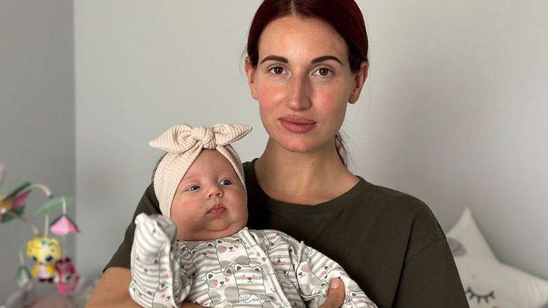 Antes da guerra, Evgeniya Emerald (na foto com sua filha de três meses) era gerente de uma joalheria