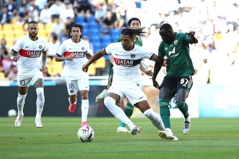 Neymar, ao fundo, observa a disputa de de bola. Enfim, voltou aos gramados após seis meses. Fez dois gols e deu passe de calcanhar no outro no triunfo por 3 a 0 do PSG sobre o Jeonbuk – 