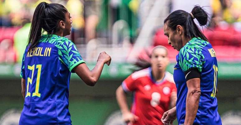 Kerolin e Marta em campo pela seleção brasileira