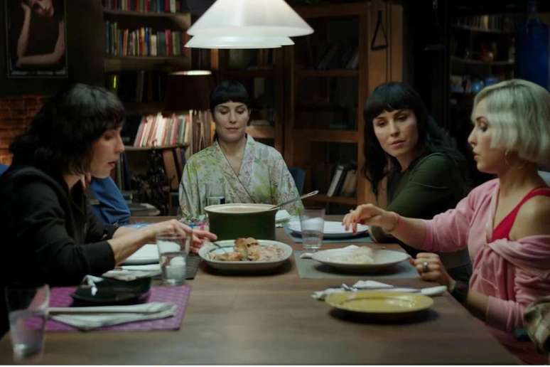 Filme original da Netflix mostra o talento de Noomi Rapace ao interpretar sete personagens 