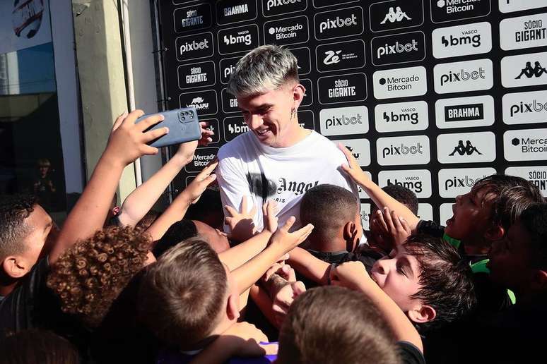 Orellano recebe o carinho dos pequenos torcedores do Vasco –