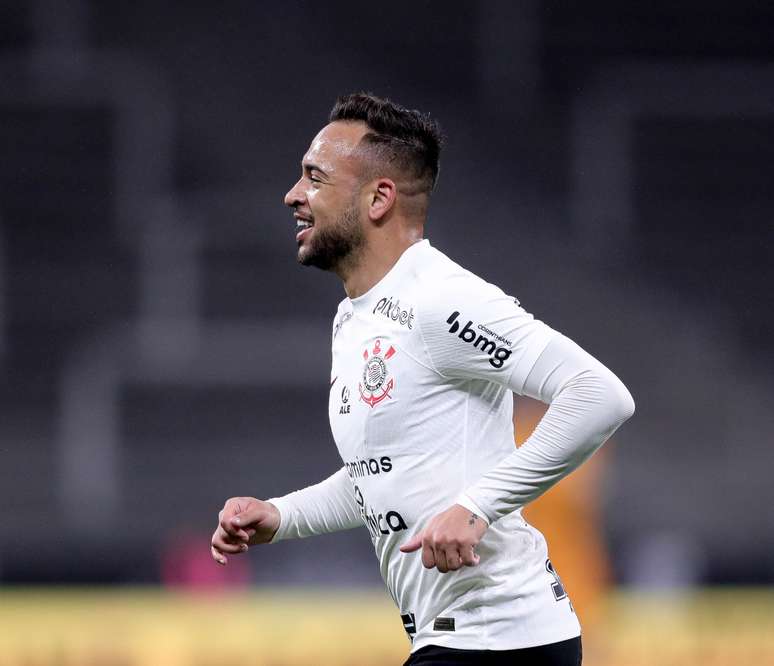Maycon ressurge no Corinthians e cria 