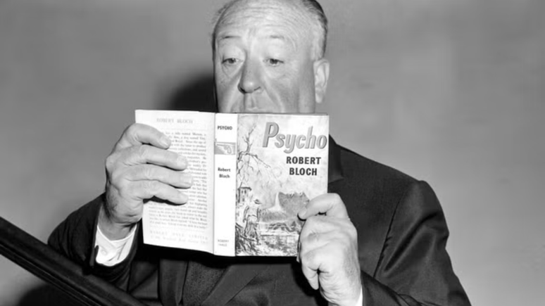 Alfred Hitchcock lendo o livro de Robert Bloch que inspirou seu clássico de 1960.