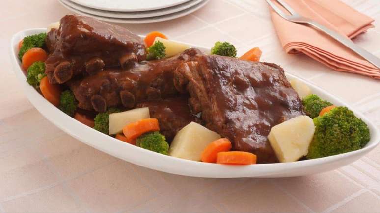 Costelinha de porco com molho de cerveja