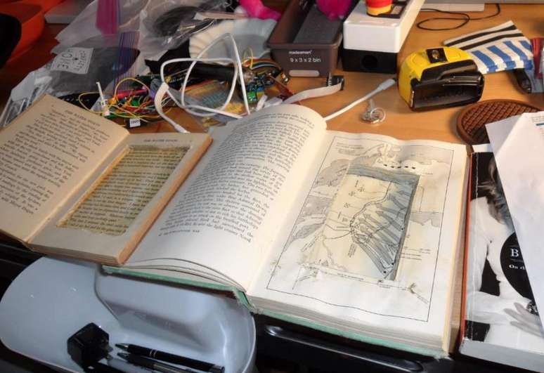 Casal tentava esconder celulares dentro de livros, no apartamento em Nova York