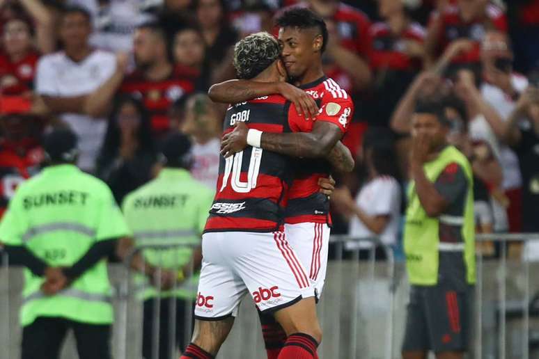 Bruno Henrique e Gabigol comemoram no Maracanã  – Gilvan de Souza / CRF
