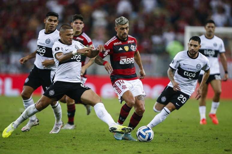 Em jogo complicado, Flamengo vence Olímpia e arranca em vantagem