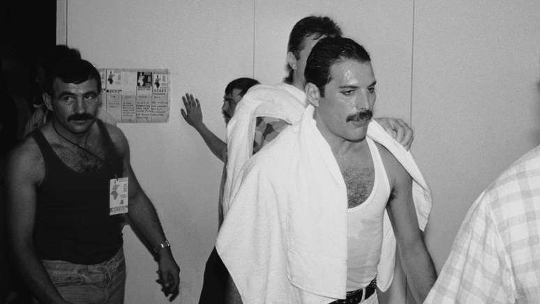 Freddie Mercury e Jim Hutton nos bastidores do Live Aid concert em Wembley, em julho 1985