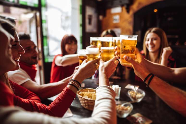 Cerveja é uma das bebidas preferidas para reunir os amigos e brindar