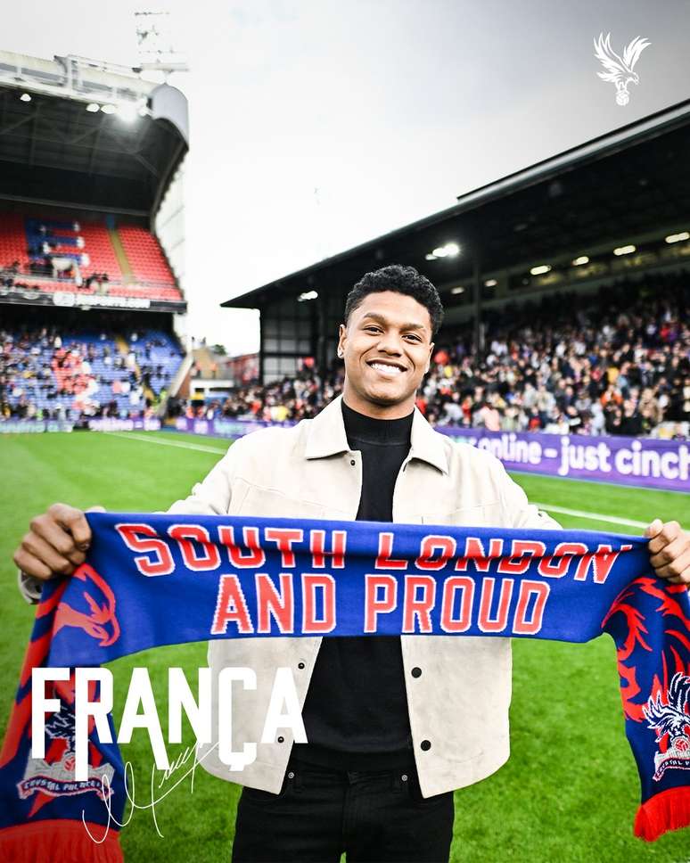 Matheus França foi ao centro do gramado no intervalo do amistoso entre Crystal Palace e Lyon, em Londres –