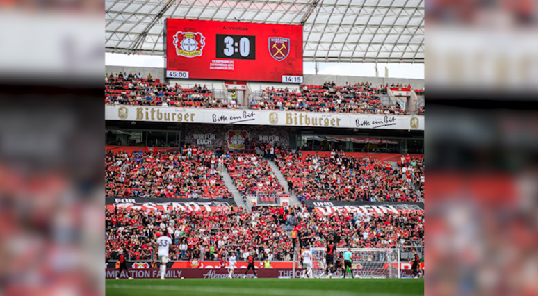 Torcida do Bayern comparece em bom númeto ao Baye Arena para prestigiar o seu time –