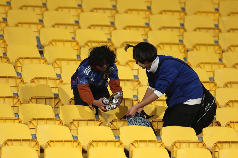 Torcedores japoneses recolhem o lixo de arquibancadas após jogo da Copa Feminina 