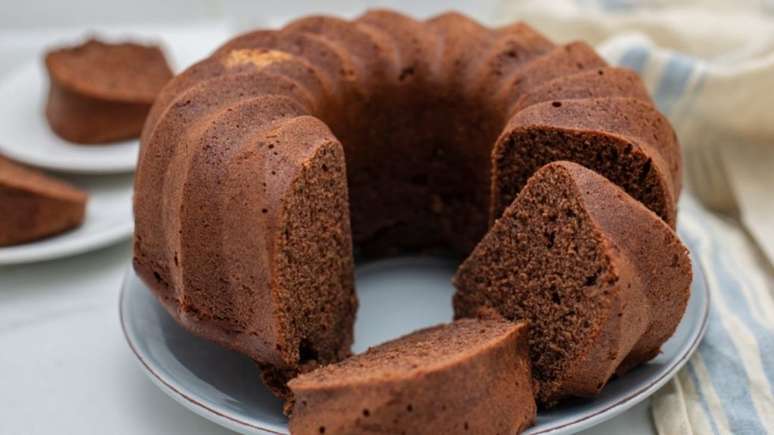 Bolo de chocolate sem ovos para um brunch completo