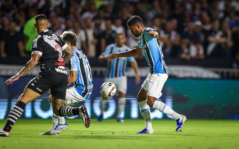 Liverpool bate City e leva Supercopa da Inglaterra em jogo com VAR demorado