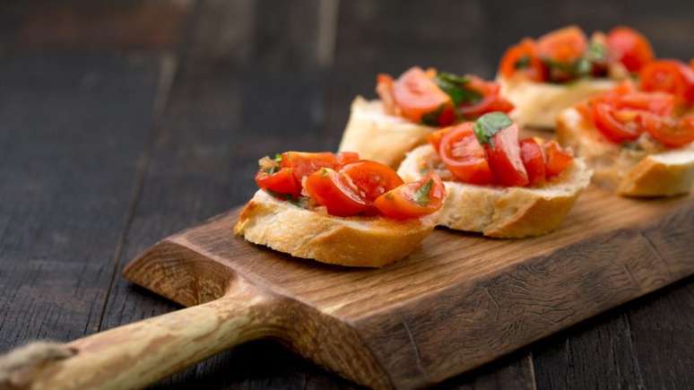 Minibruschetta é uma das receitas de finger foods perfeitas