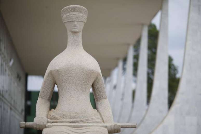 Vista da estátua da Justiça no Supremo Tribunal Federal, na Praça dos Três Poderes, em Brasília