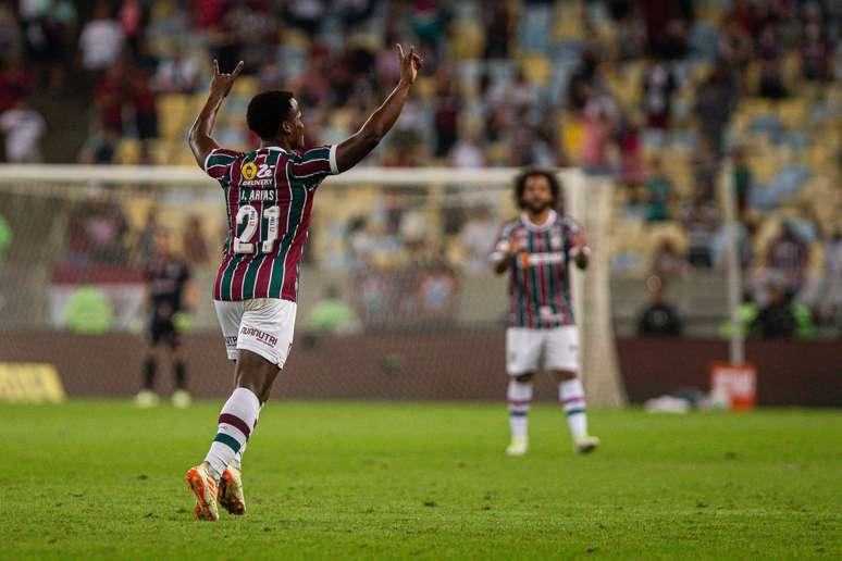 Camisa 21 do Flu, Jhon Arias se destacou na criação e nos desarmes na partida contra o Palmeiras; ao fundo, Marcelo, o camisa 12 tricolor, jogou muito bem