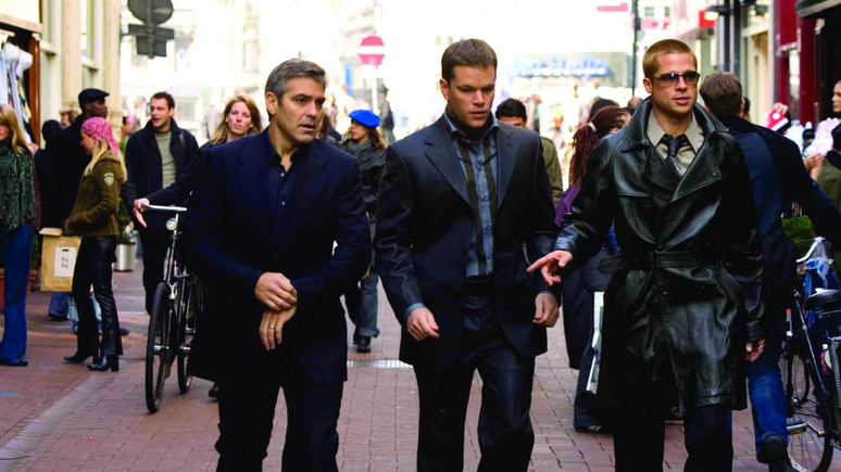 George Clooney, Matt Damon e Brad Pitt em cena de Doze Homens e Outro Segredo.