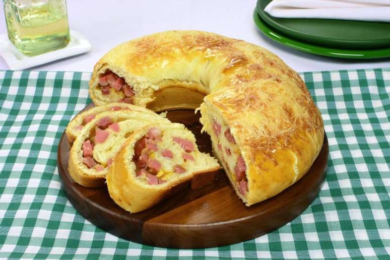 Pão de frios gratinado para um brunch completo