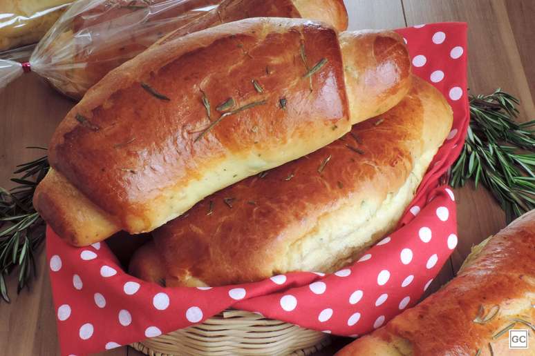 Pão caseiro com ervas para um brunch completo