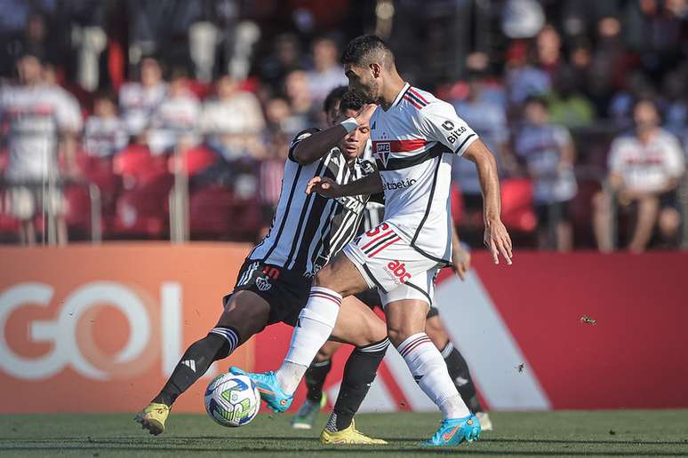  Paulinho (esquerda) disputa a bola com o são-paulino Michel Araújo. Galo vence fora de casa  e acaba com jejum de dez jogos –