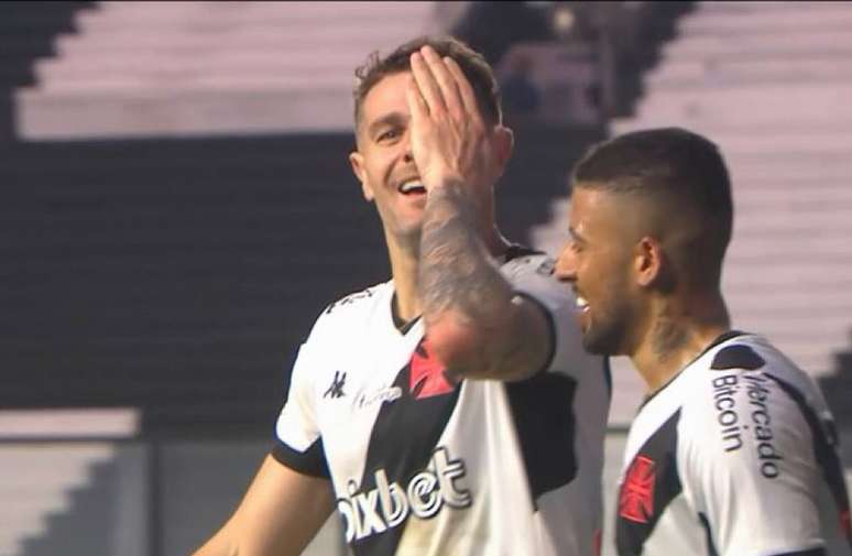 Com a mão cobrindo o olho esquerdo, Vegetti comemora o gol da vitória sobre o Grêmio. É o primeiro do Vasco em São Januário no Brasileirão. 