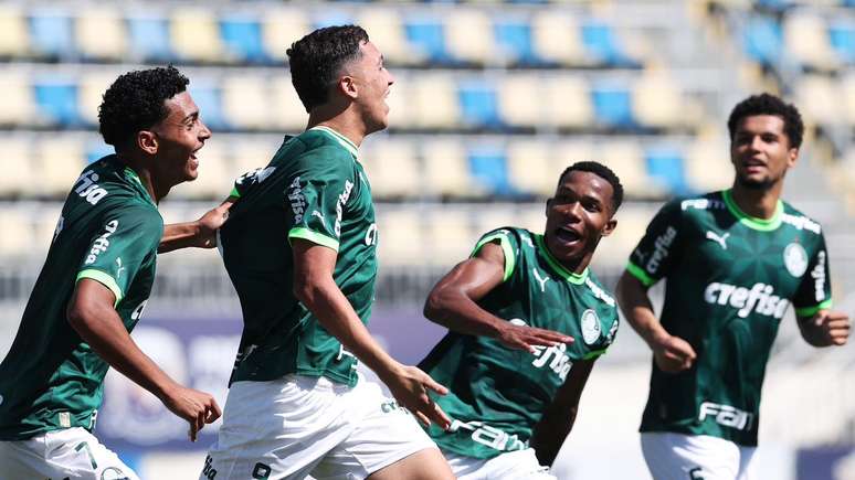 Palmeiras goleia o Corinthians e encaminha vaga na final do Brasileiro ...