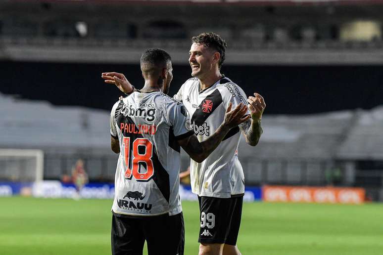 Vegetti comemora seu gol com Paulinho