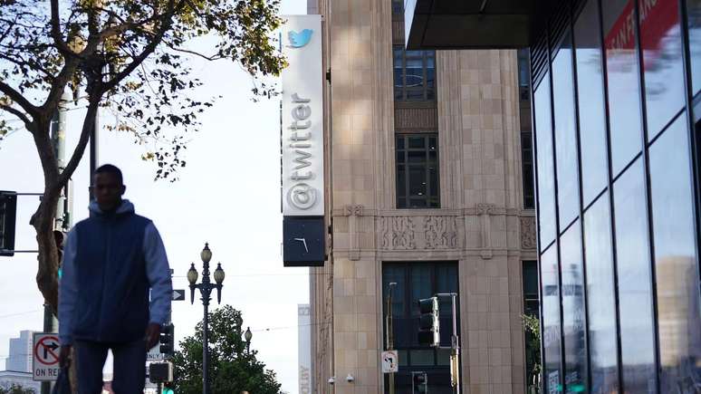 Logo após o rebranding do X, a placa do Twitter na sede da empresa em São Francisco, na Califórnia, foi retirada