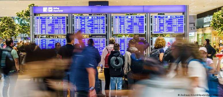Passageiros conferem horários dos voos em painel eletrônico no aeroporto de Frankfurt