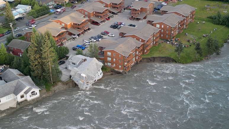 Enchente derruba e leva casa em Juneau, nos Estados Unidos