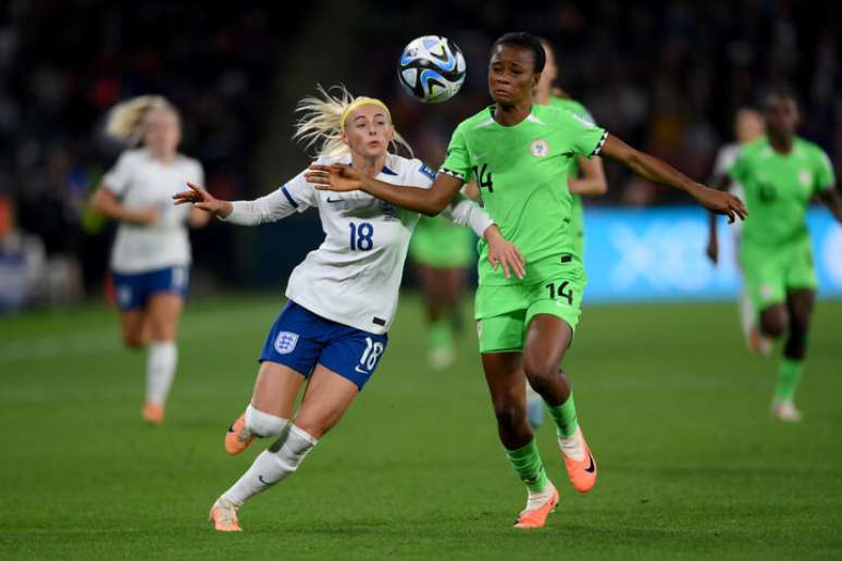 A inglesa Chloe Kelly recebe a marcação da nigeriana Demehin  durante o duelo entre as seleções, pelas oitavas da Copa feminina –