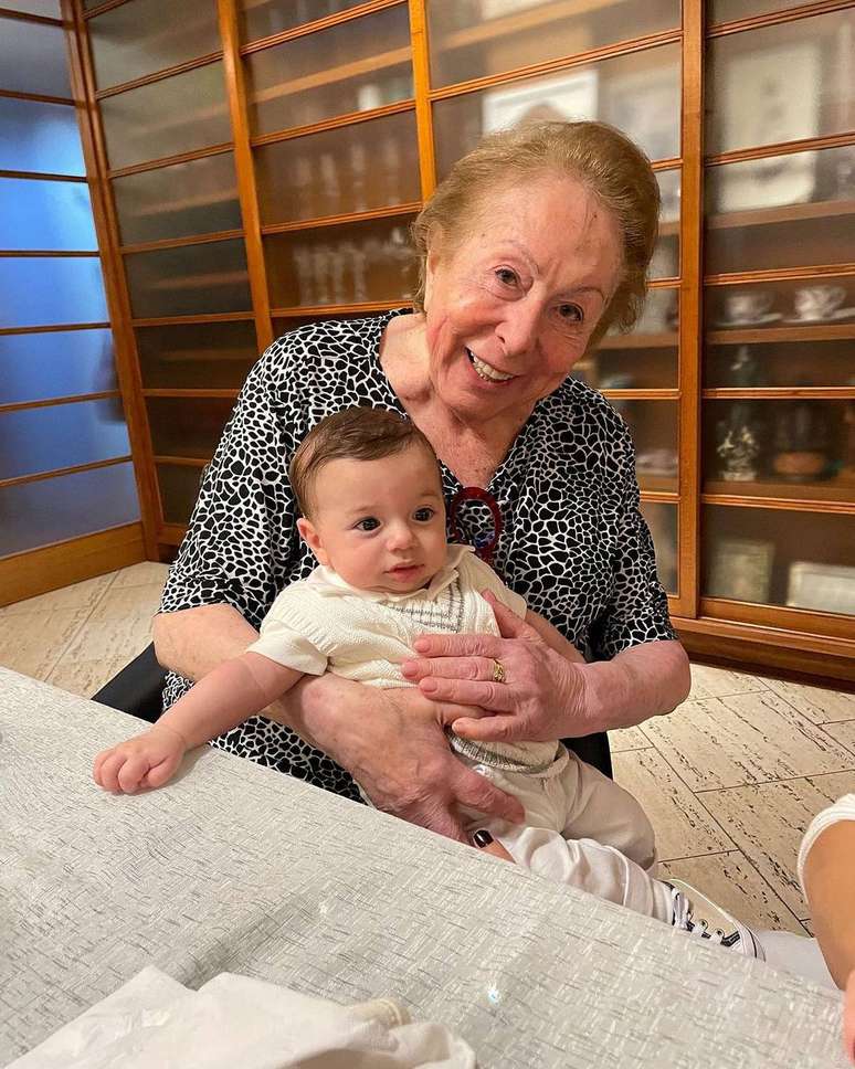 A atriz Aracy Balabanian em encontro com Luca, filho de Claudia Raia.