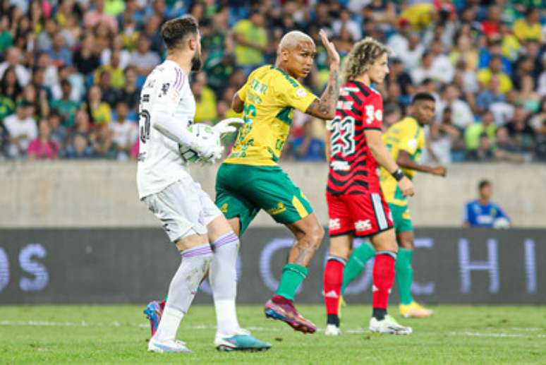 O artilheiro Deyverson foi o terror de David Luiz no jogo entre Cuiabá e Flamengo
