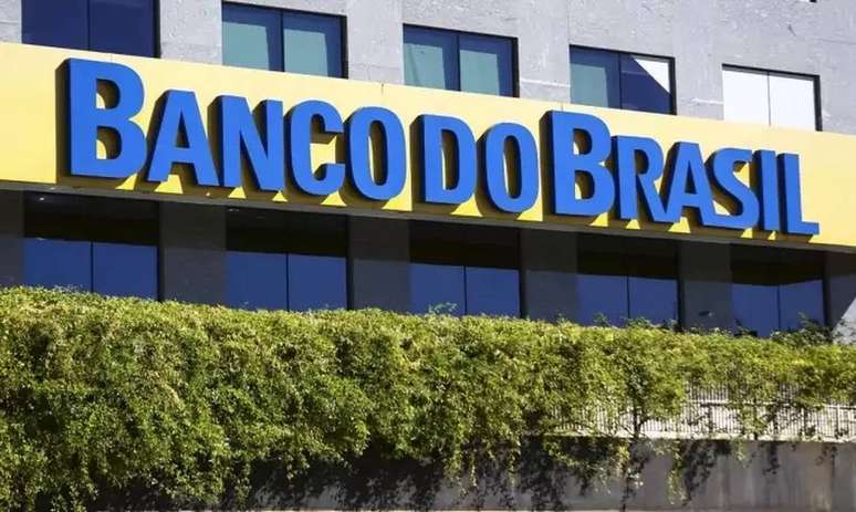 Banco do Brasil (BBAS3) supera pares em lucro: vale comprar ações?