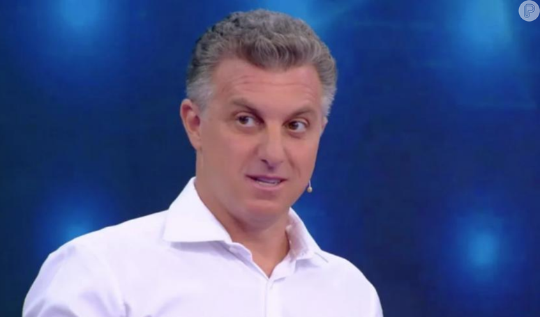 Luciano Huck faz PIX ao vivo para o 'Criança Esperança' e vira piada na web: 'Em nome da minha família'.