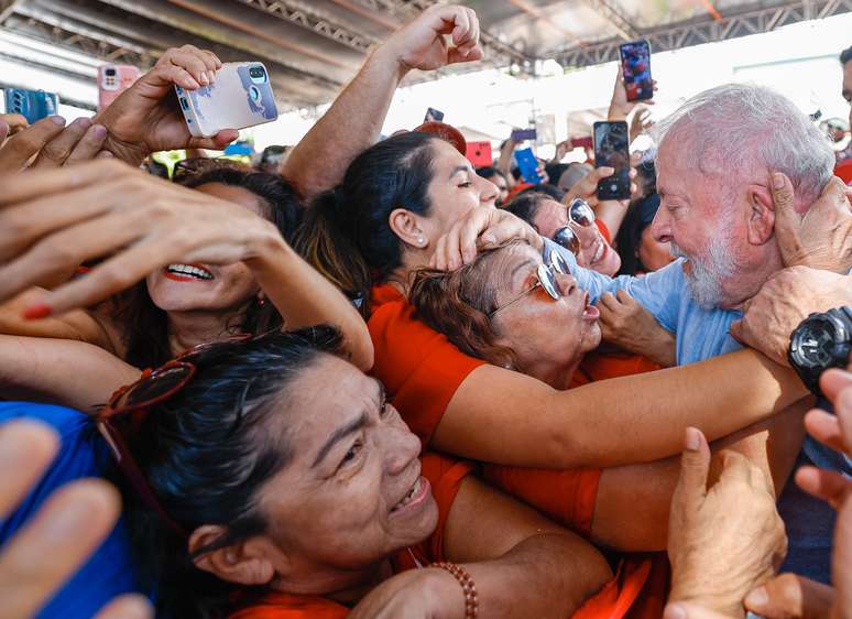 Após reclamar da segurança, Lula desce do palco e abraça apoiadores em Parintins (PA), na quinta, 3