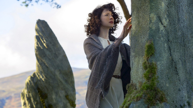 Claire (Caitríona Balfe) em Craigh na Dun em cena da 1ª temporada de Outlander.