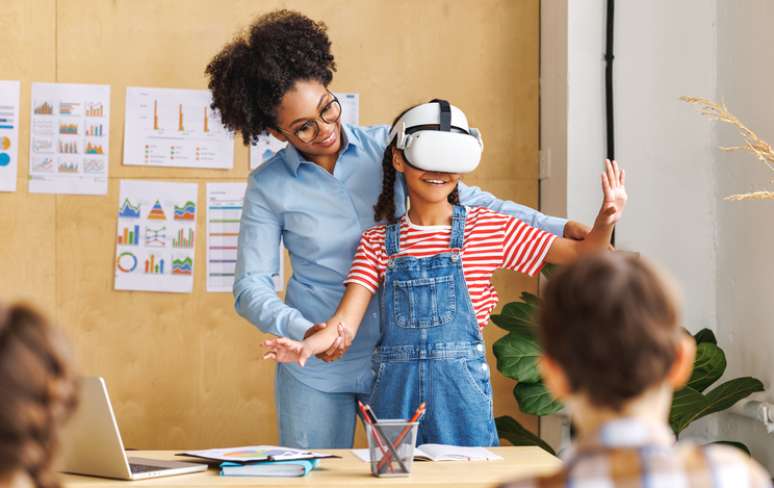 Formar docentes para o uso da tecnologia deve ser parte de uma ampla estratégia nacional, em colaboração com as redes de ensino