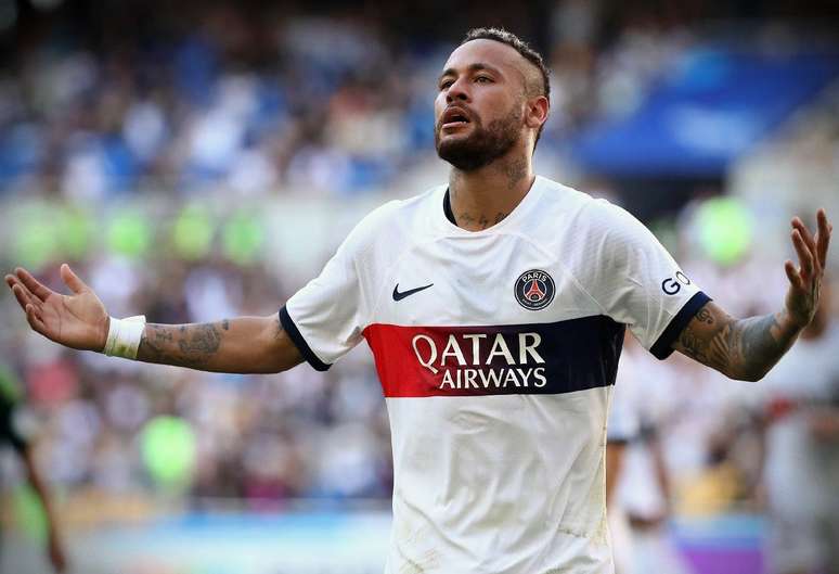 Neymar se vê novamente em dilema entre PSG e Barcelona