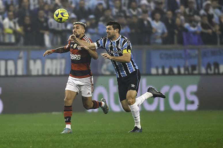 Kannemann em ação diante do Flamengo, pela Copa do Brasil –