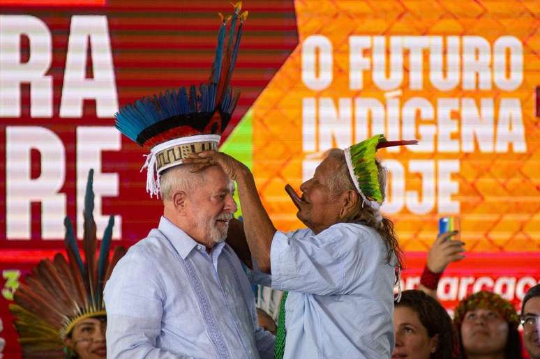 Lula e Raoni estiveram juntos em Brasília em abril