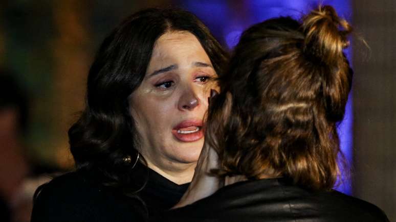 In tears, Claudia Raia greets Aracy Balabanian