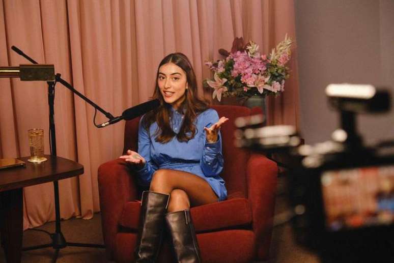 Maju Trindade durante grava&ccedil;&atilde;o para o seu podcast Fala, Maju