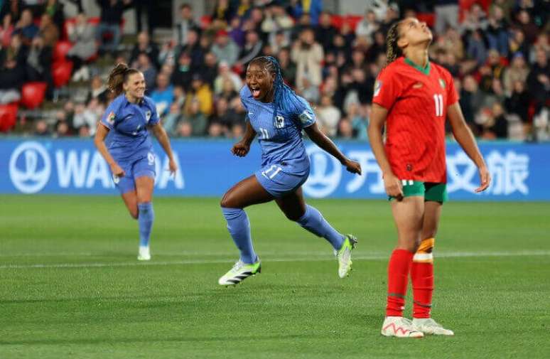 Kadidiatou Diani (centro) celebra o seu gol, que abriu o placar para a Fran&ccedil;a, no jogo contra Marrocos, pelas oitavas do Mundial &ndash;