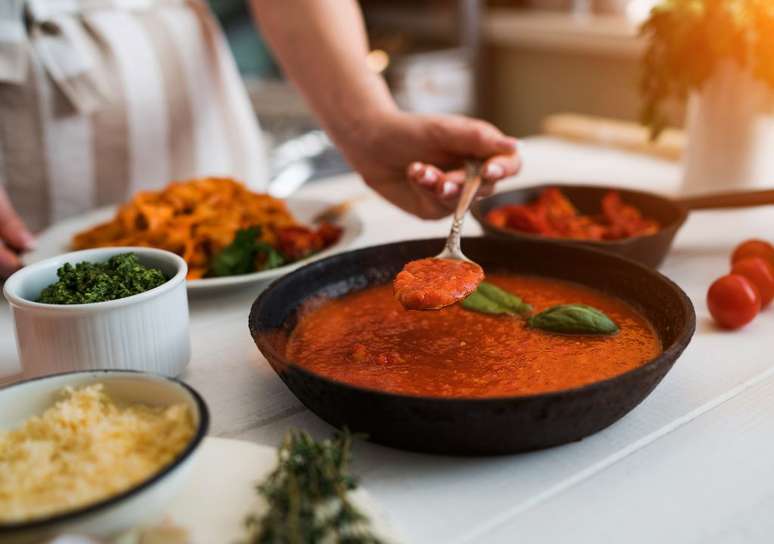 Aprenda como fazer molho de tomate caseiro