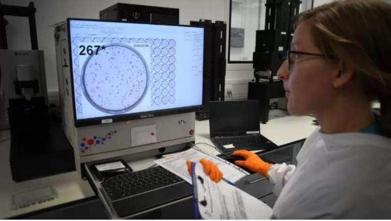 Anticorpos retirados de amostras de sangue est&atilde;o sendo testados em laborat&oacute;rio para verificar se ainda oferecem prote&ccedil;&atilde;o contra novas variantes do coronav&iacute;rus
