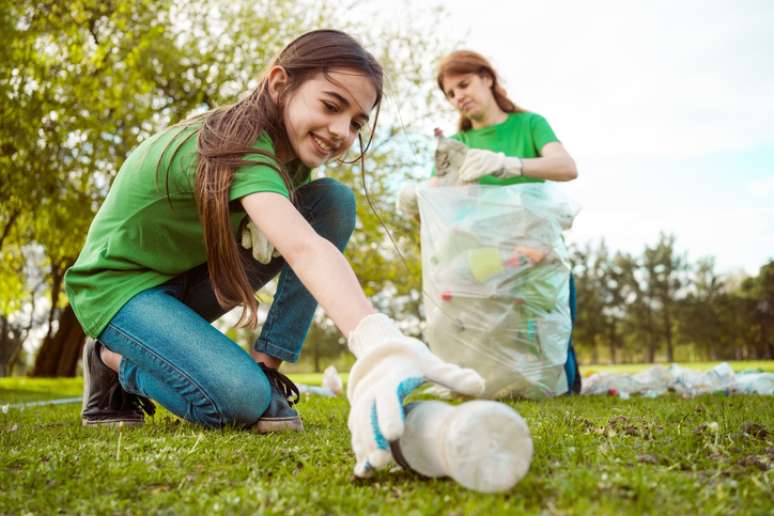 Os cuidados com o meio ambiente devem ser repassados aos filhos desde a infância; reciclar pode se tornar um hobby divertido quando feito em família