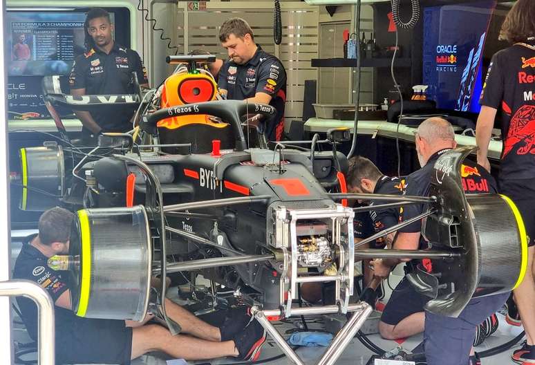 Red Bull na garagem. Com exce&ccedil;&atilde;o das suspens&otilde;es, a foto mostra basicamente as partes do carro que caracterizam o que deve ser de responsabuilidade de conpec&ccedil;&atilde;o e fabrica&ccedil;&atilde;o de cada equipe