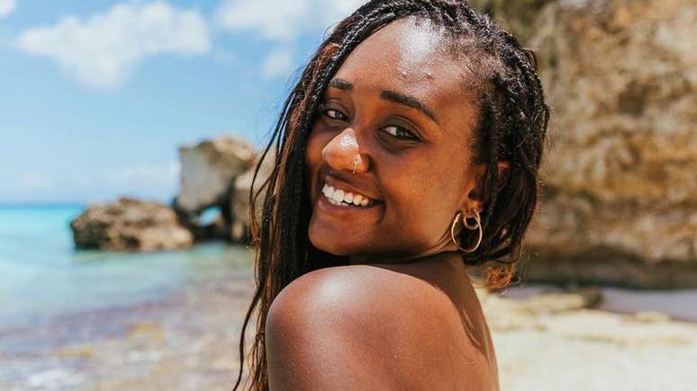 Sarah Aline impresses when she appears in a slim bikini on the beach